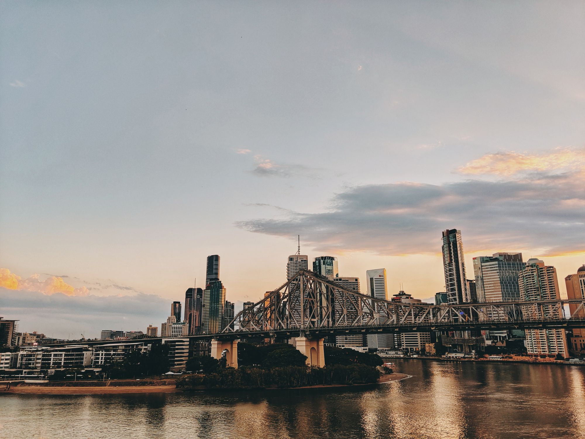 Story Bridge y edificios de Brisbane junto al río al atardecer