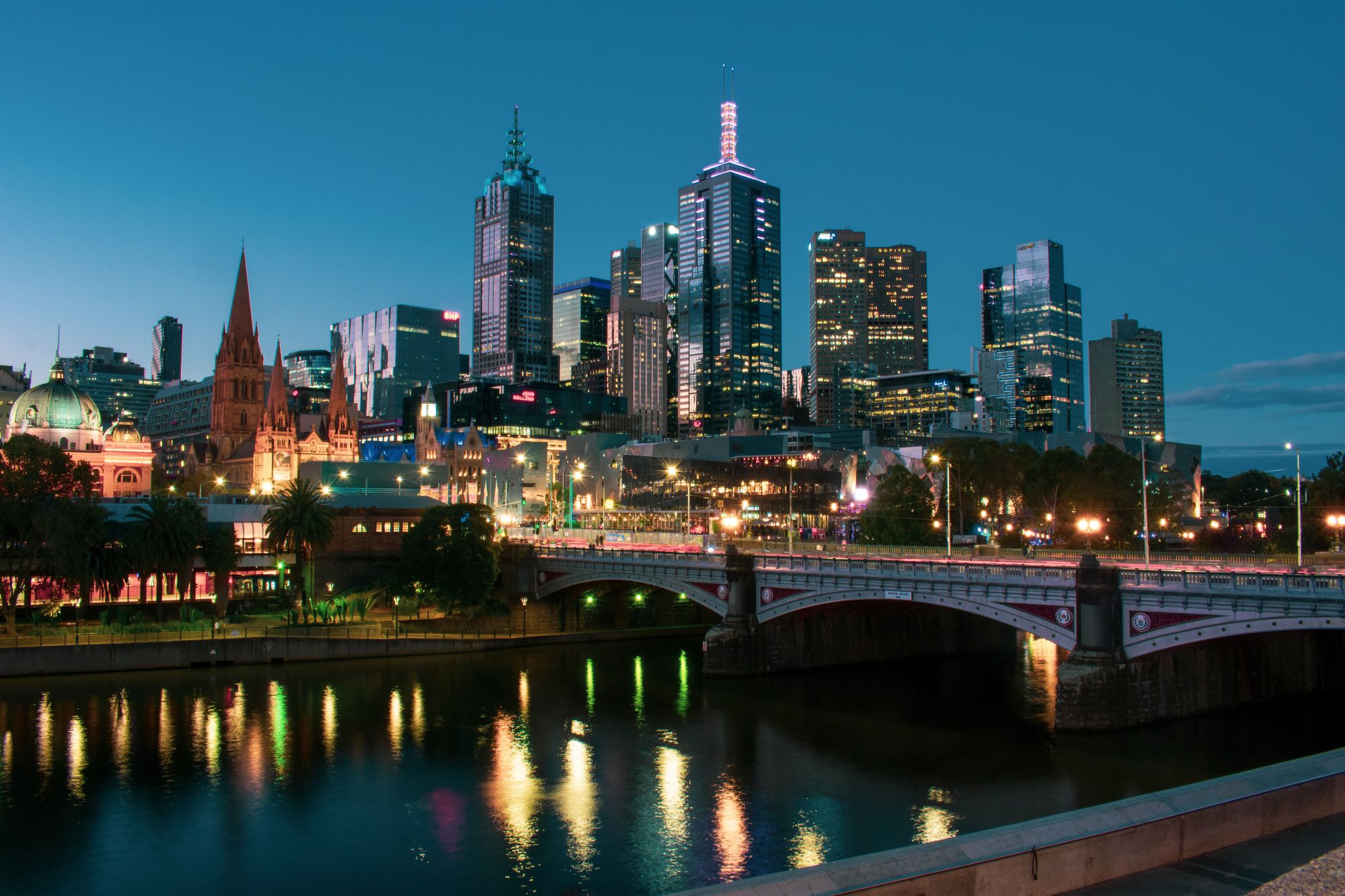 Princes Bridge y edificios de Melbourne reflejados en el río Yarra al anochecer