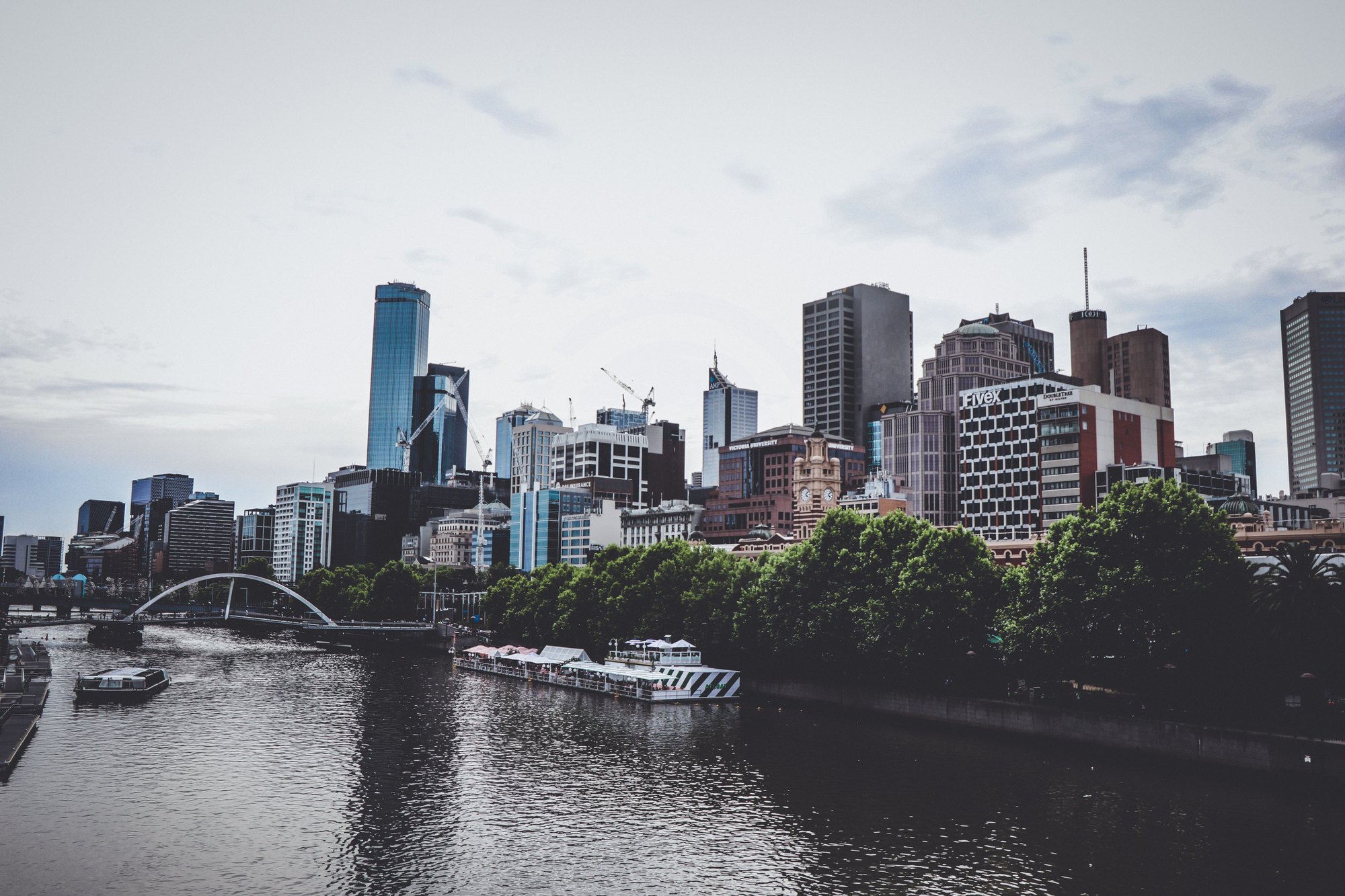 Edificios del centro de Melbourne junto al río Yarra.