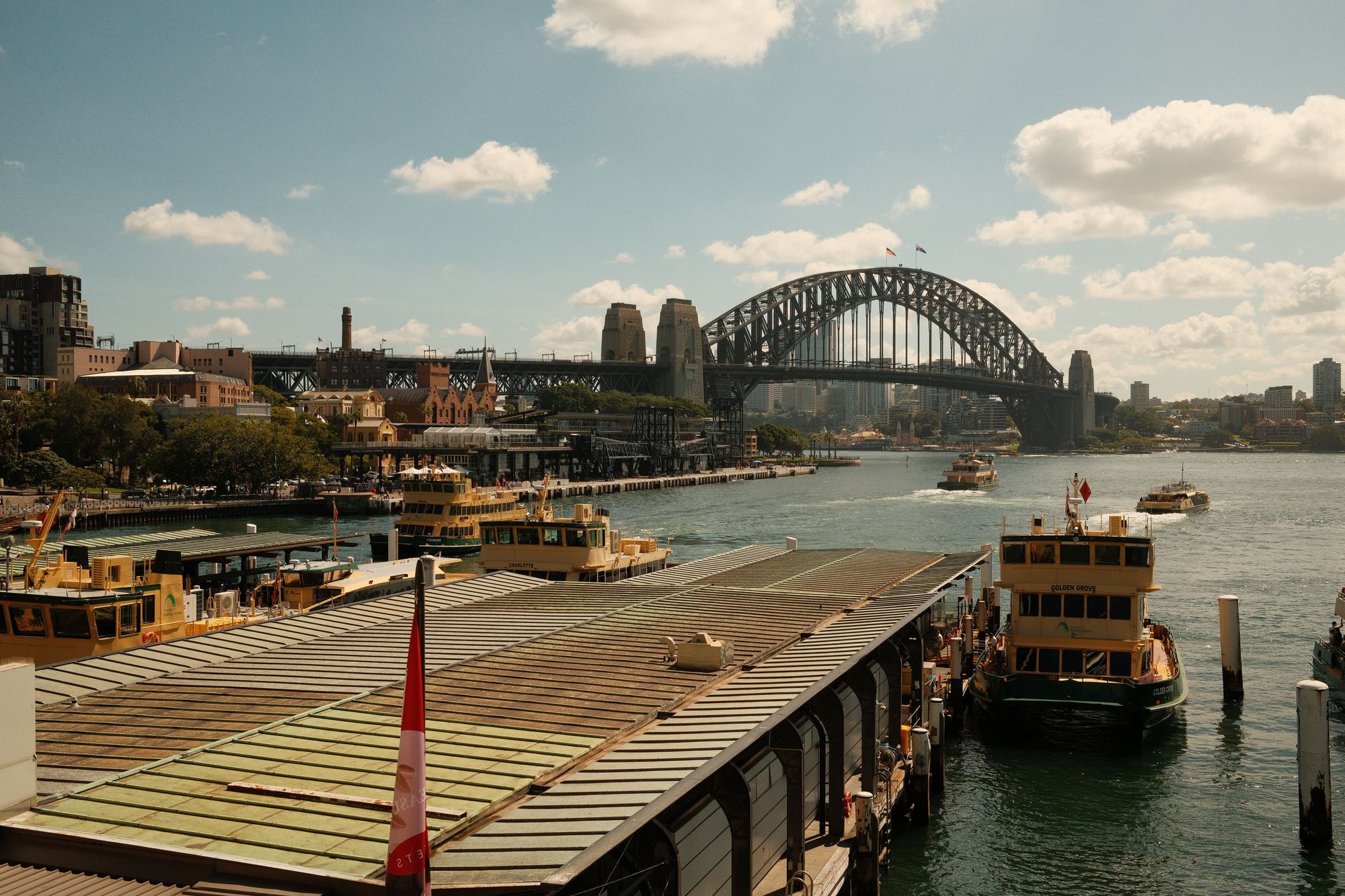Sydney Harbour Bridge y ferris en Circular Quay